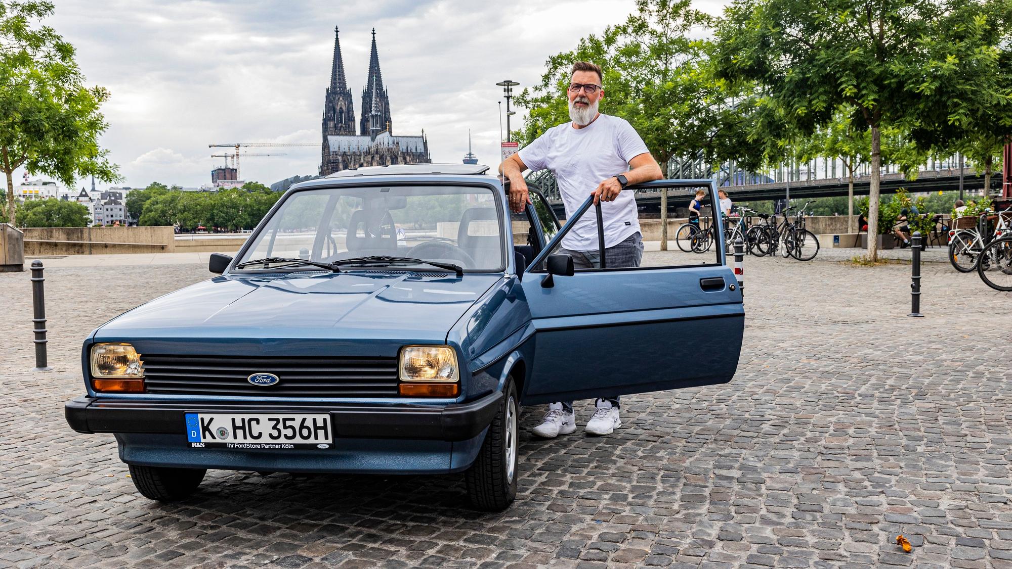 Uwe Thielen mit seinem Ford Fiesta in Köln.