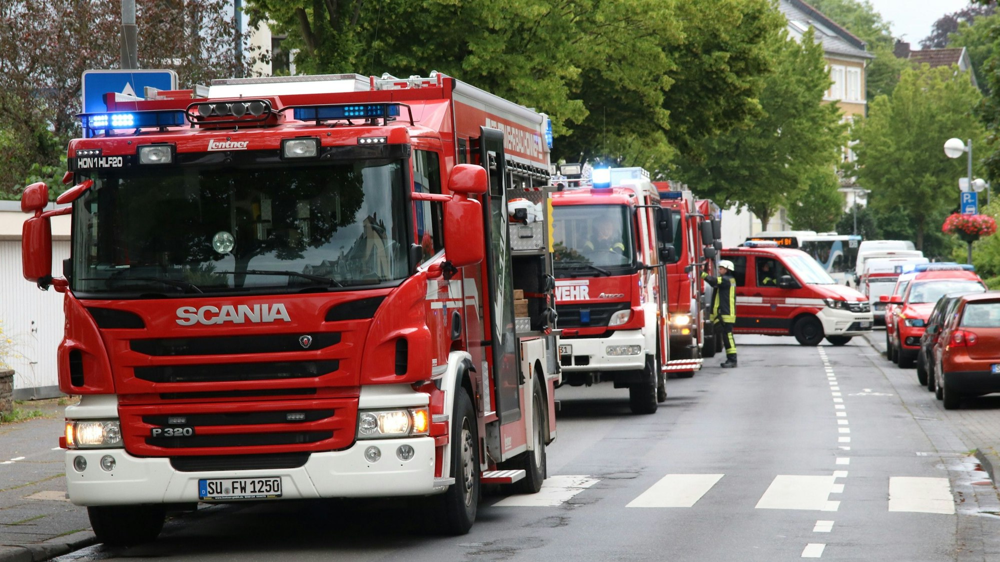 Mehrere Einsatzfahrzeuge der Feuerwehr stehen hintereinander auf der Rhöndorfer Straße.