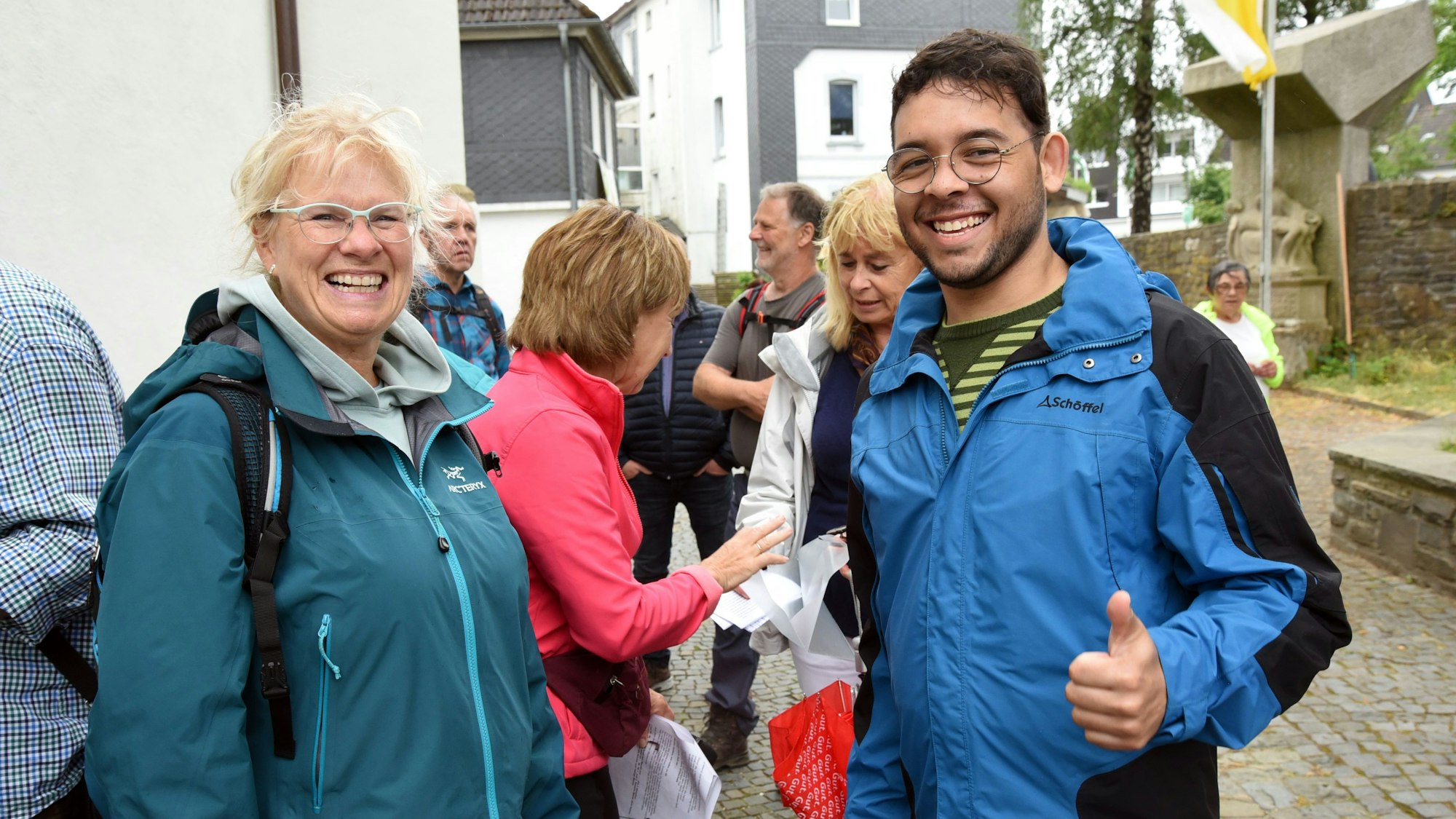 Violinist Davi Souza da Costa aus Brasilien und Gastmutter Conny Rüssmann vor der Wallfahrtskirche.