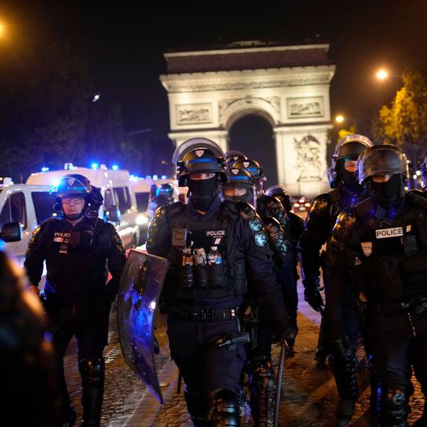 dpatopbilder - 01.07.2023, Frankreich, Paris: Polizisten patrouillieren vor dem Arc de Triomphe auf der Champs Elysees. Aufgrund der anhaltenden Unruhen in Frankreich sollen in der Nacht zum Sonntag erneut 45 000 Polizisten im Einsatz sein. Foto: Christophe Ena/AP +++ dpa-Bildfunk +++