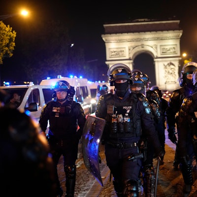 dpatopbilder - 01.07.2023, Frankreich, Paris: Polizisten patrouillieren vor dem Arc de Triomphe auf der Champs Elysees. Aufgrund der anhaltenden Unruhen in Frankreich sollen in der Nacht zum Sonntag erneut 45 000 Polizisten im Einsatz sein. Foto: Christophe Ena/AP +++ dpa-Bildfunk +++