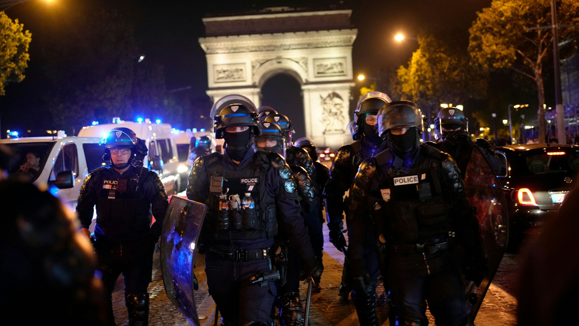 dpatopbilder - 01.07.2023, Frankreich, Paris: Polizisten patrouillieren vor dem Arc de Triomphe auf der Champs Elysees. Aufgrund der anhaltenden Unruhen in Frankreich sollen in der Nacht zum Sonntag erneut 45 000 Polizisten im Einsatz sein. Foto: Christophe Ena/AP +++ dpa-Bildfunk +++