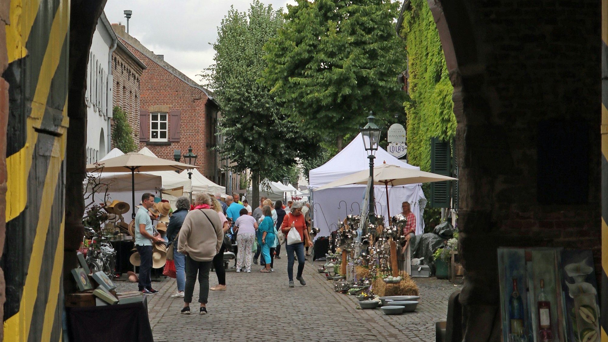 Auf dem Foto sind Stände und Besucher des Ricarda-Marktes zu sehen.