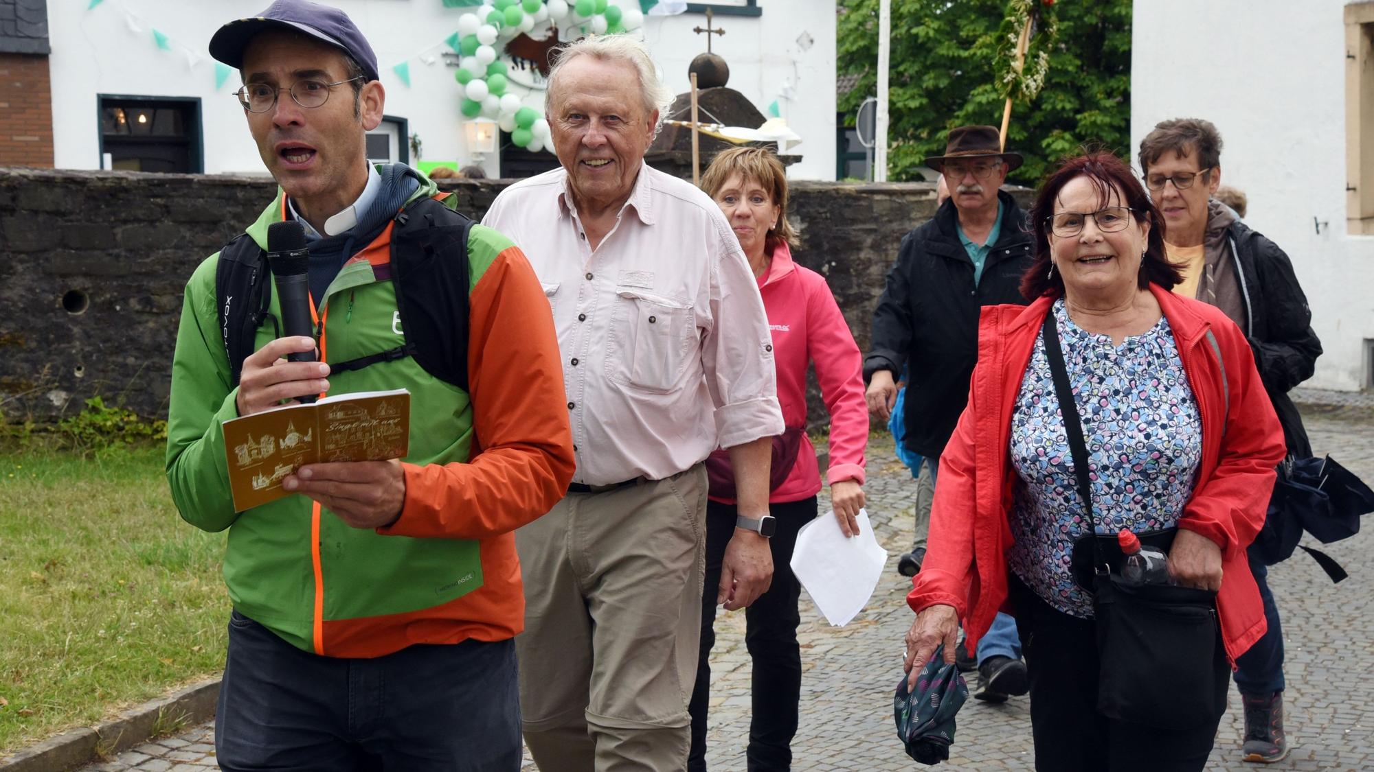 Die Pilgergruppe der katholischen Kirchengemeinde St. Severin Lindlar kommt an der Wallfahrtskirche in Marienheide an.