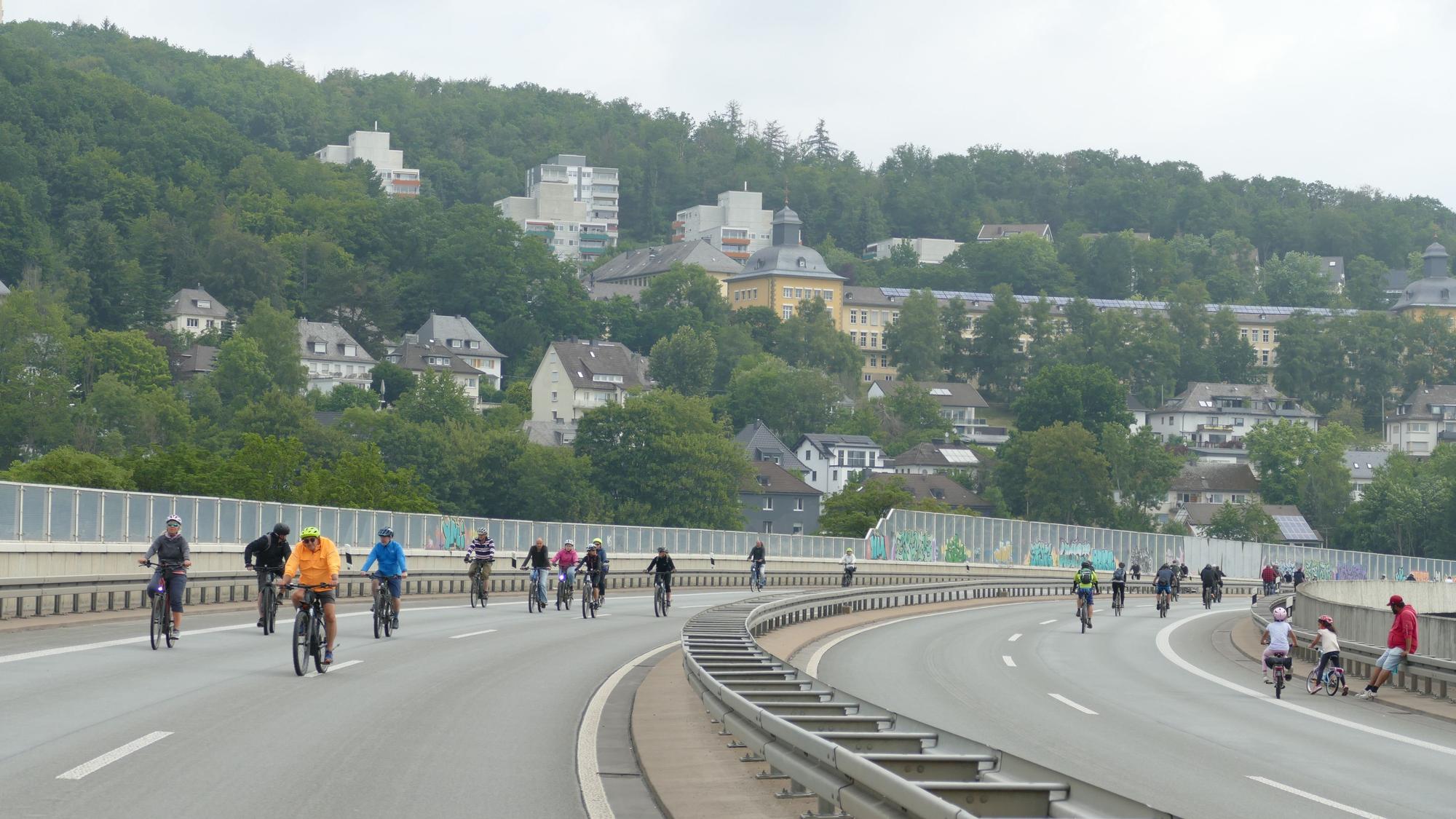 Fahrradfahrer sind auf einer gesperrten Bundesstraße unterwegs.