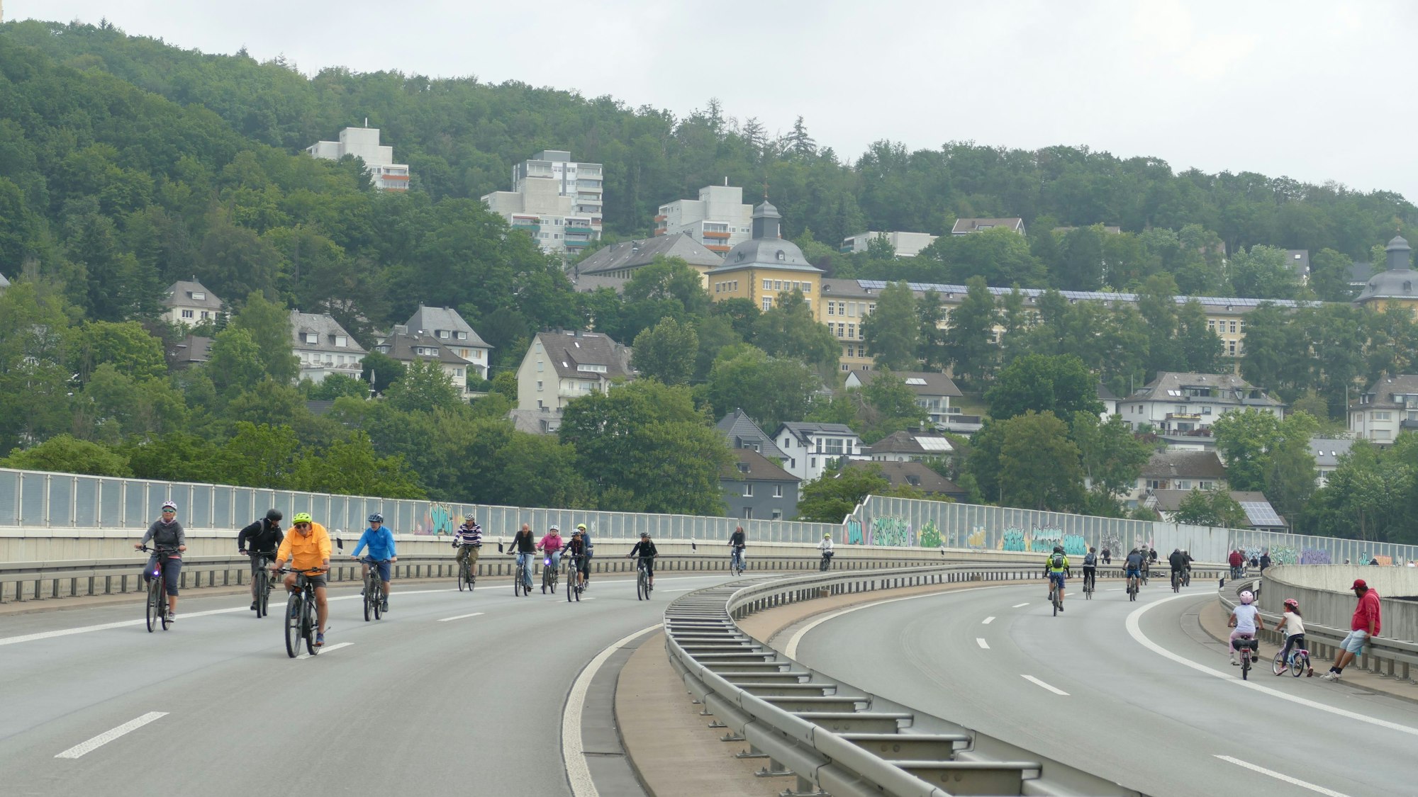 Fahrradfahrer sind auf einer gesperrten Bundesstraße unterwegs.