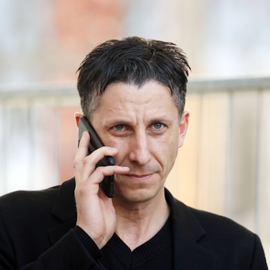 Es ist FC-Sportchef Christian Keller zu sehen.