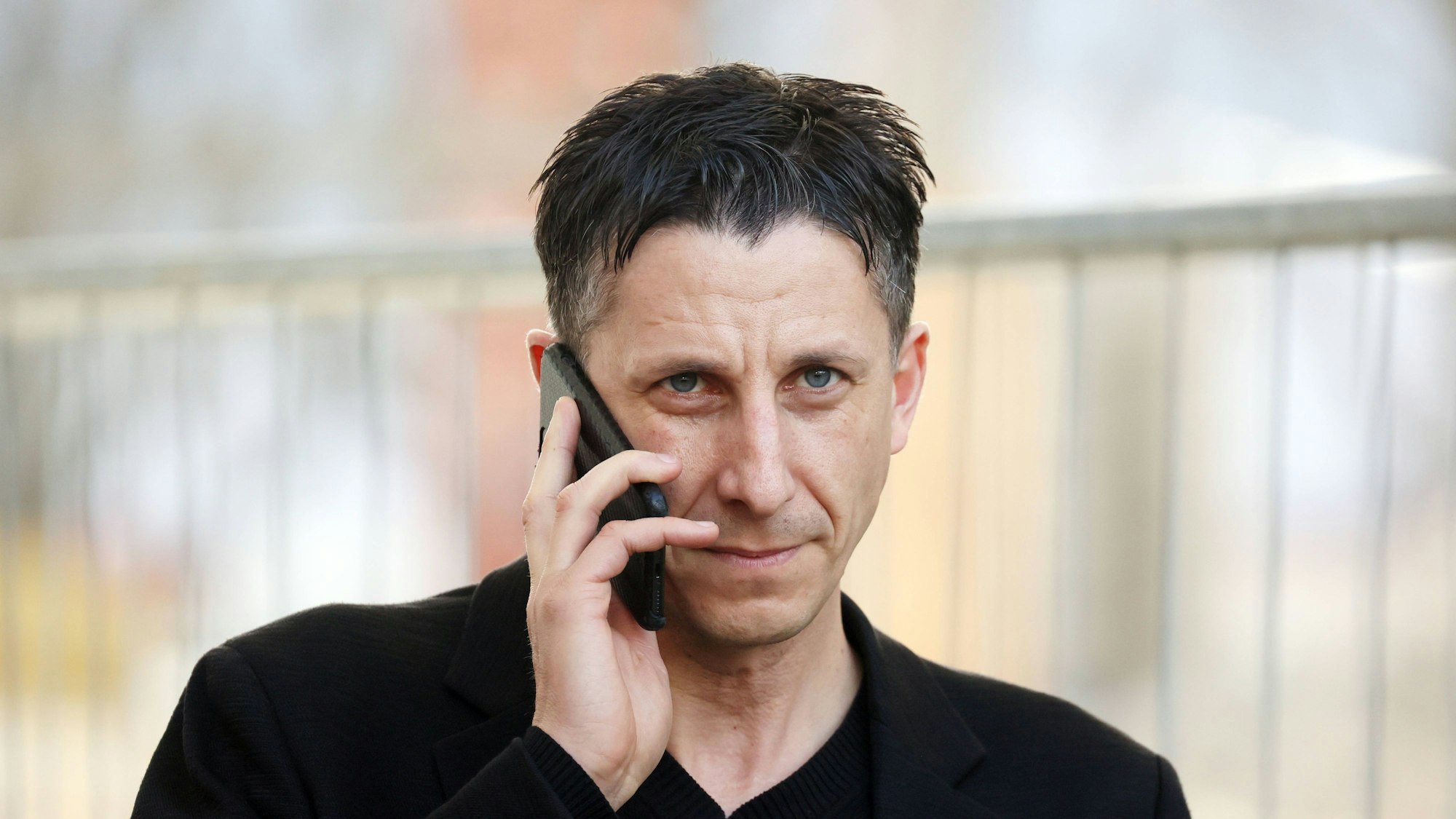 Es ist FC-Sportchef Christian Keller zu sehen.