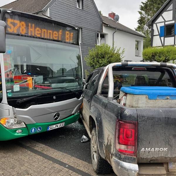 Ein Linienbus ist mit einem Auto zusammengestoßen.