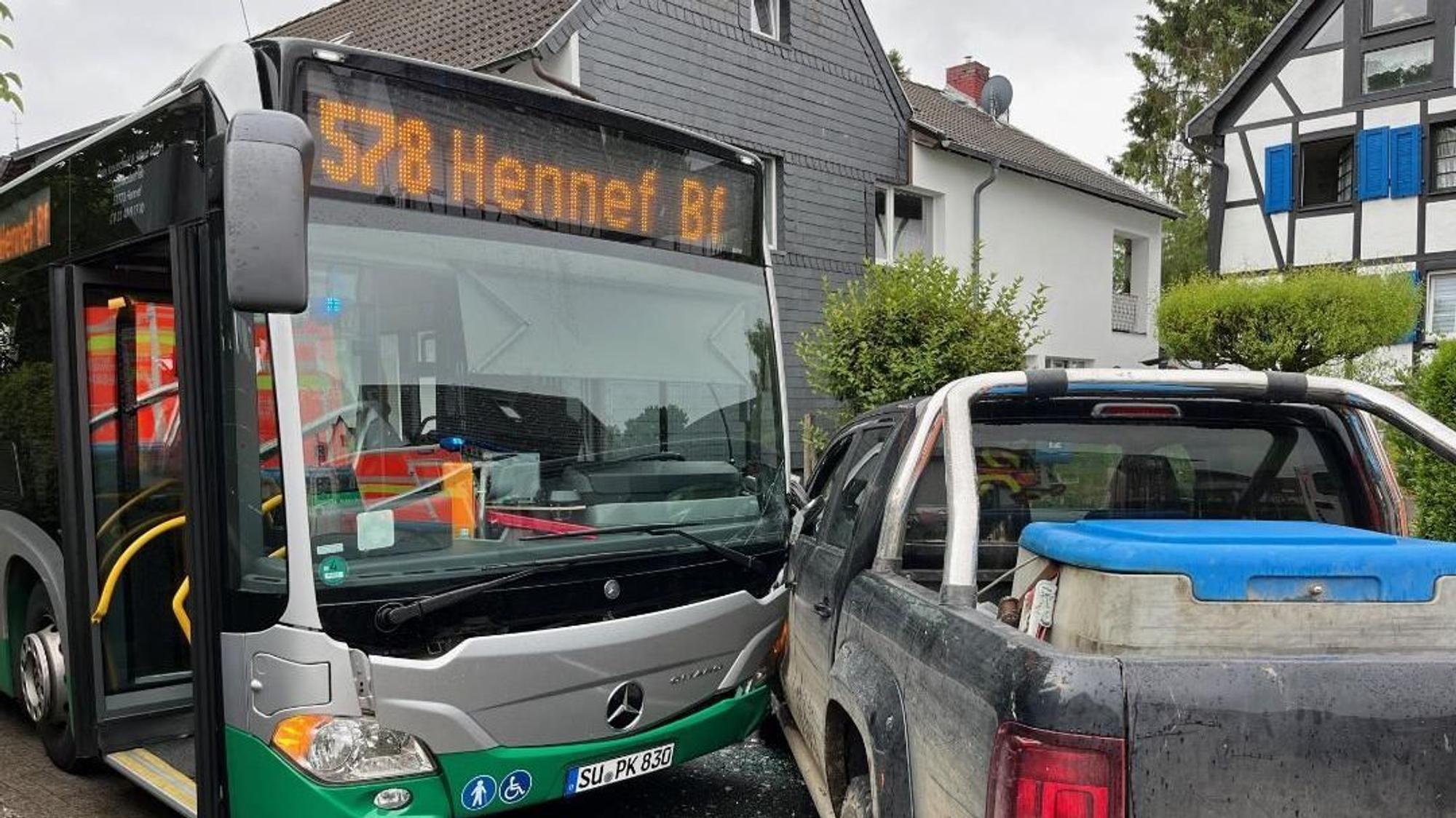 Ein Linienbus ist mit einem Auto zusammengestoßen.