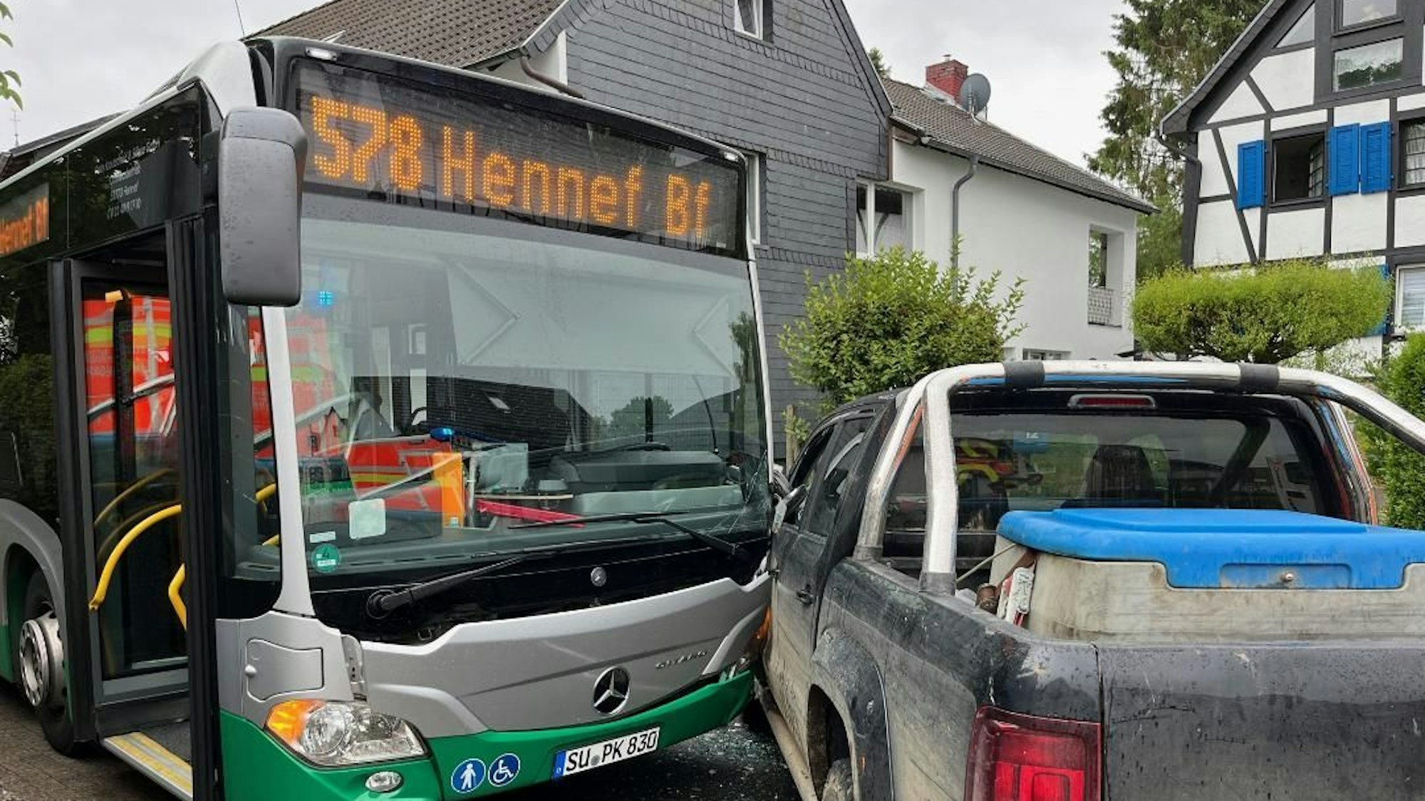 Ein Linienbus ist mit einem Auto zusammengestoßen.