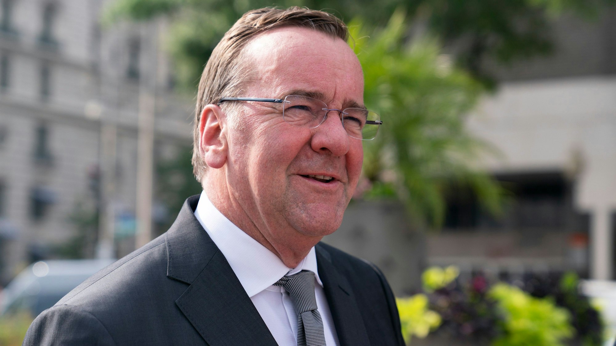 28.06.2023, USA, Washington: Boris Pistorius, Verteidigungsminister von Deutschland, spricht mit Medienvertretern.