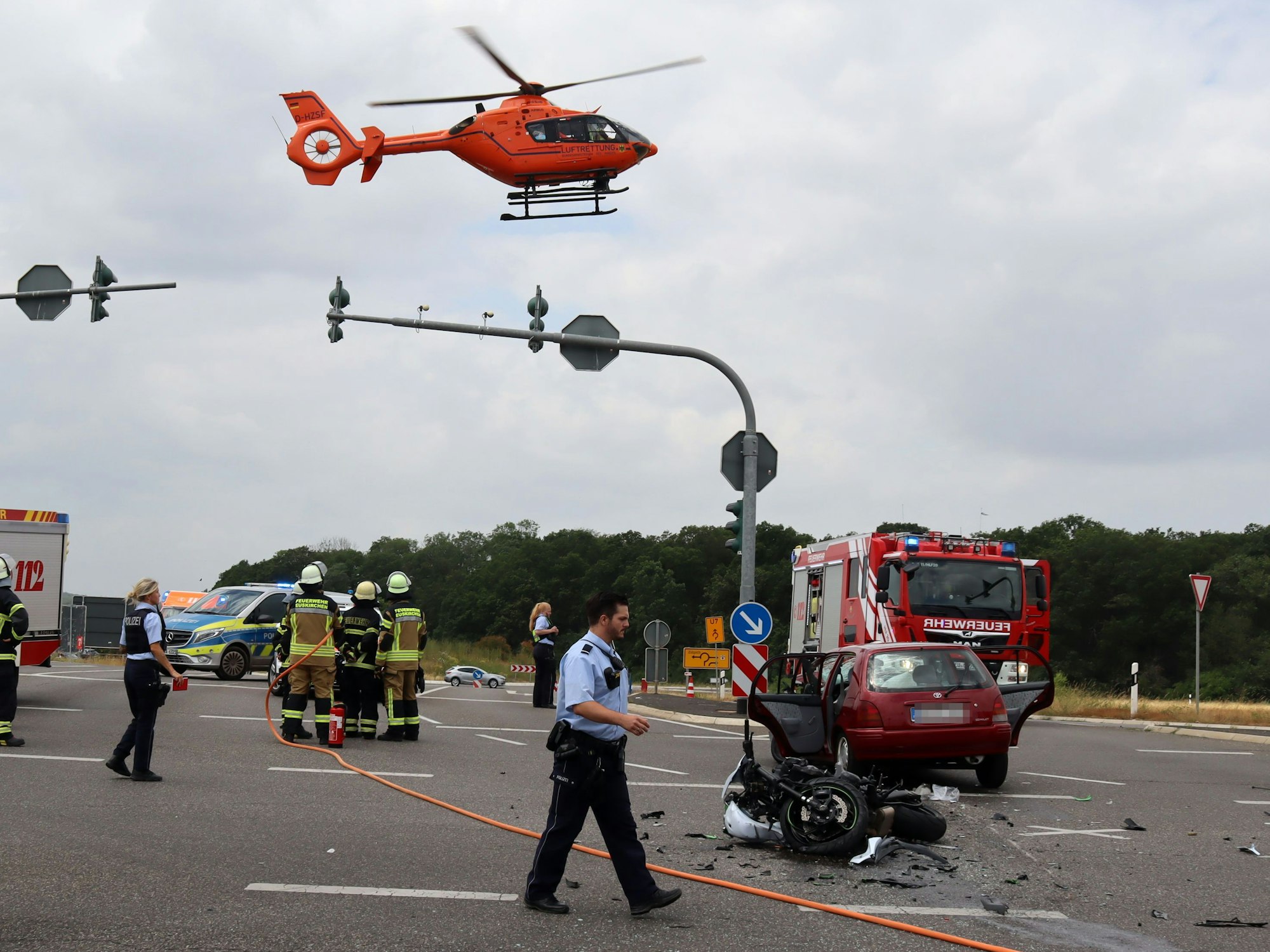 Ein Rettungshubschrauber im Landeanflug.