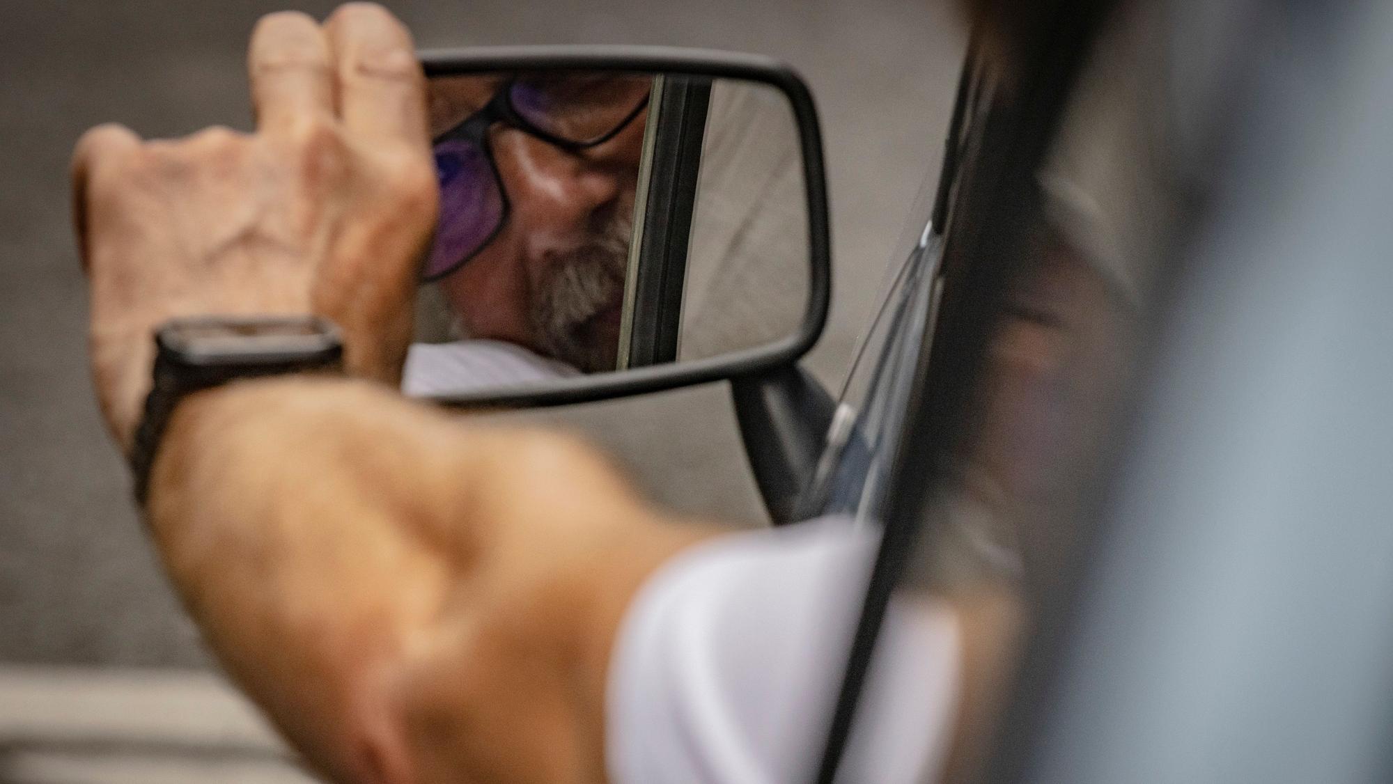 Uwe Thielen verstellt seinen Spiegel am Ford Fiesta