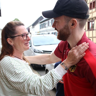Simon Schöller verabschiedet sich von Mama Helga, die ein Tränchen vergießt.