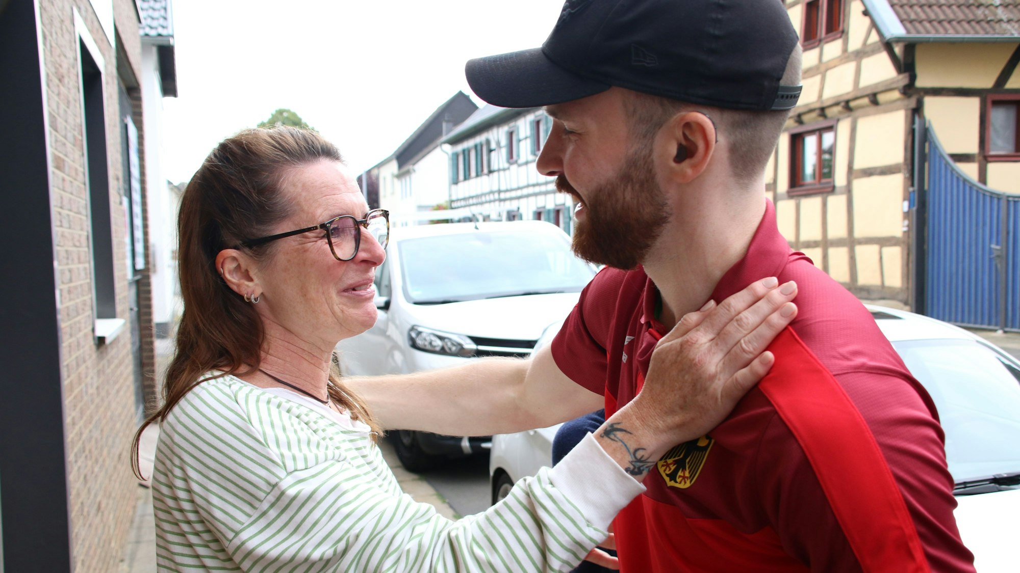 Simon Schöller verabschiedet sich von Mama Helga, die ein Tränchen vergießt.