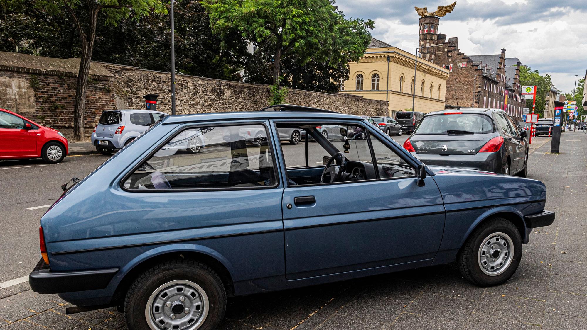 Der Fiesta vor dem „Flügelauto“ auf dem Stadtmuseum.