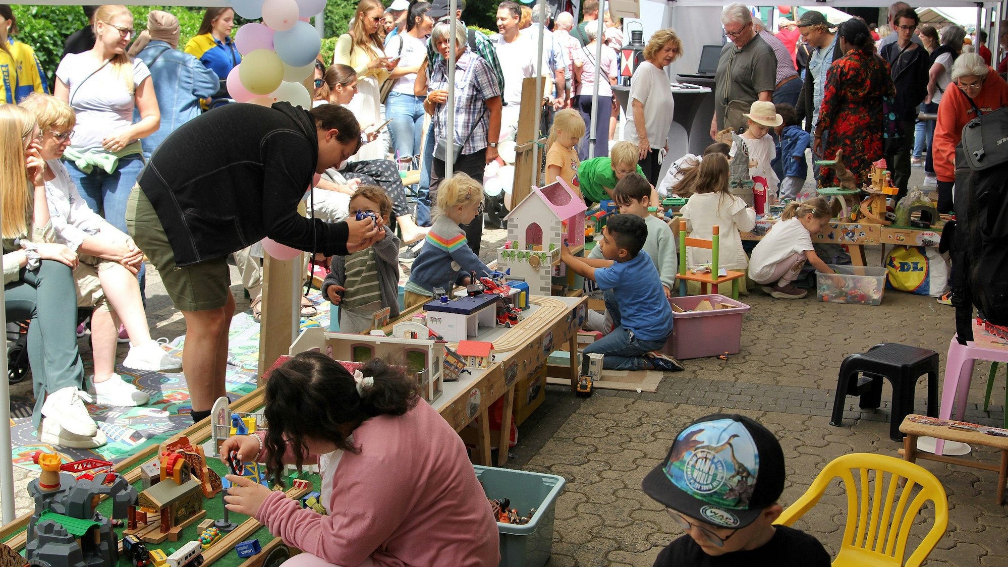 Das Foto zeigt Besucher des Stadtfestes - darunter viele Kinder - an verschiedenen Ständen.