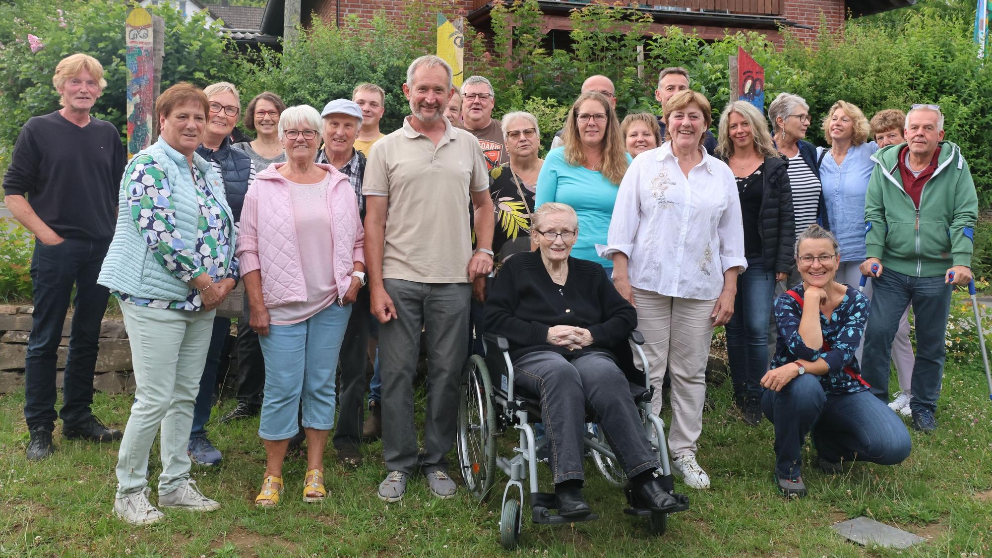 Mitglieder der Dorfgemeinschaft Benroth um die ehemalige Ortsvorsteherin Ursula Dorfmüller (84, Mitte) und die Vorsitzenden Petra Beyer und Werner Jucknat.