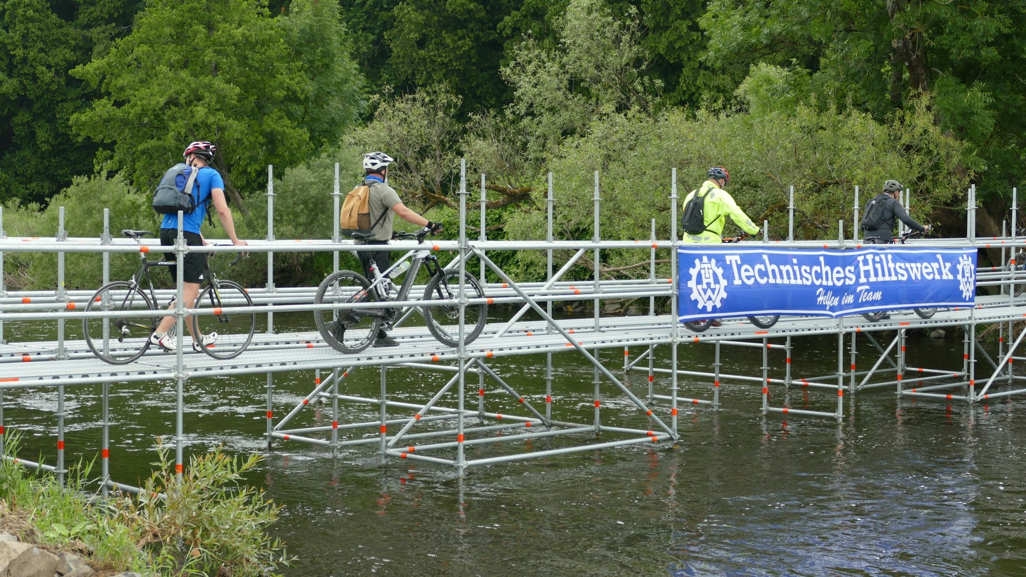 Das THW errichtete eine provisorische Brücke bei Etzbach. Am Abend wird sie wieder abgebaut.
