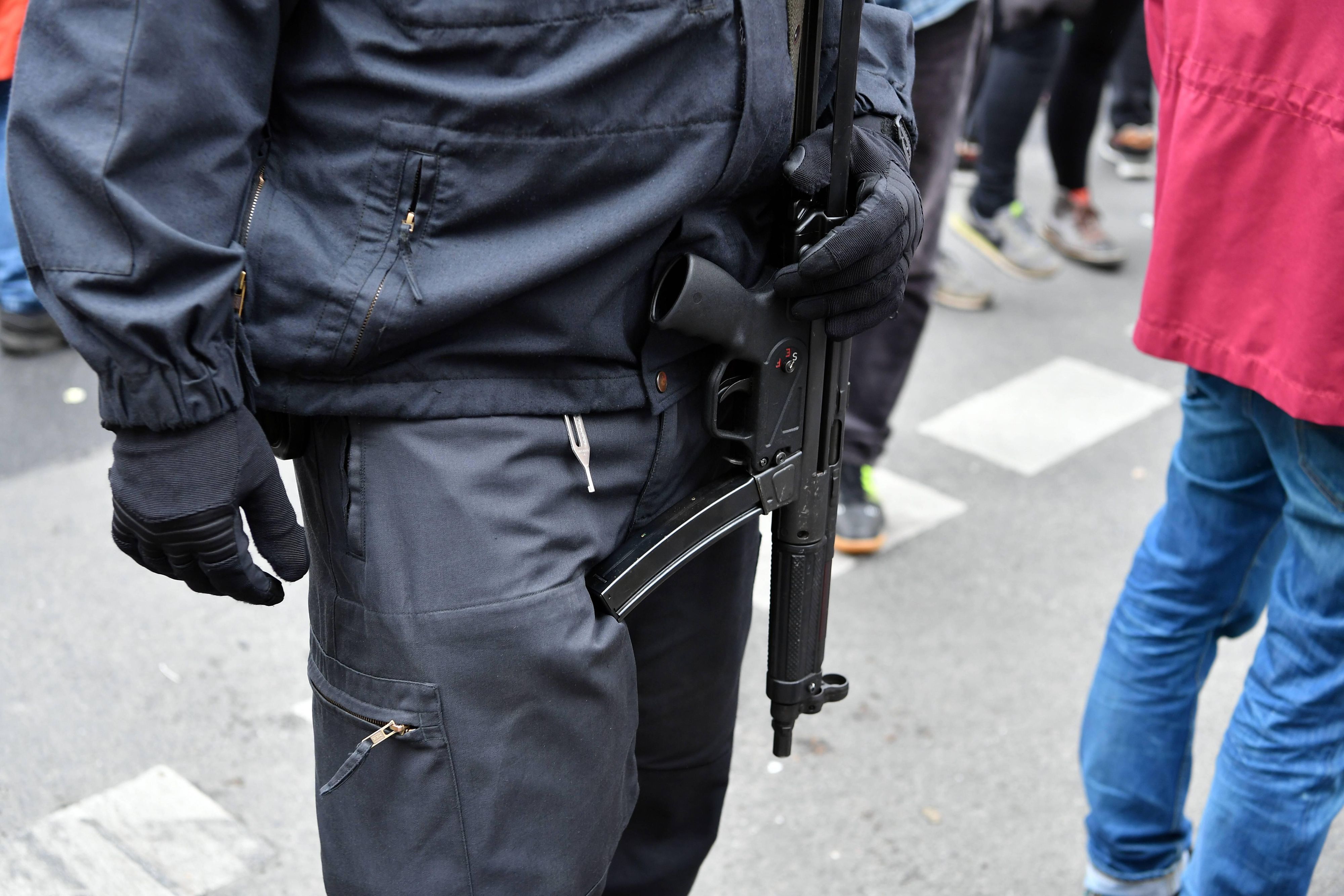 Ein Polizist mit einer Maschinenpistole