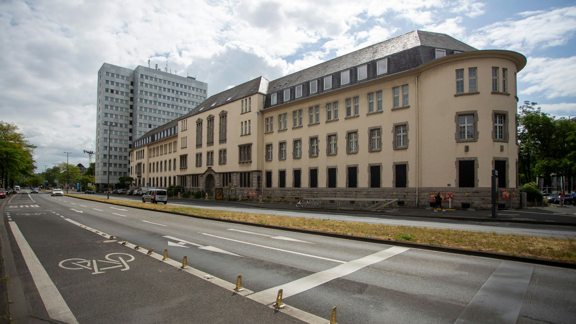 Platz für 500 geflüchtete Menschen bietet das Gebäude der ehemaligen Oberfinanzdirektion