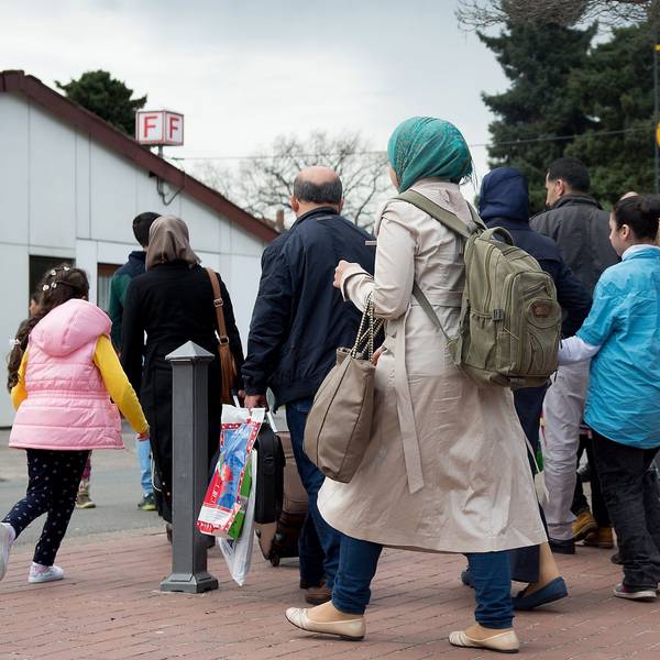 Flüchtlinge kommen in das Grenzdurchgangslager Friedland. Fast 13 000 Ausländer haben bislang in Nordrhein-Westfalen einen Antrag auf das neue sogenannte Chancen-Aufenthaltsrecht gestellt.