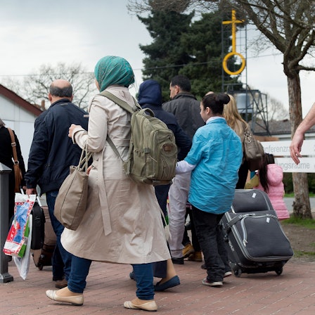 Flüchtlinge kommen in das Grenzdurchgangslager Friedland. Fast 13 000 Ausländer haben bislang in Nordrhein-Westfalen einen Antrag auf das neue sogenannte Chancen-Aufenthaltsrecht gestellt.