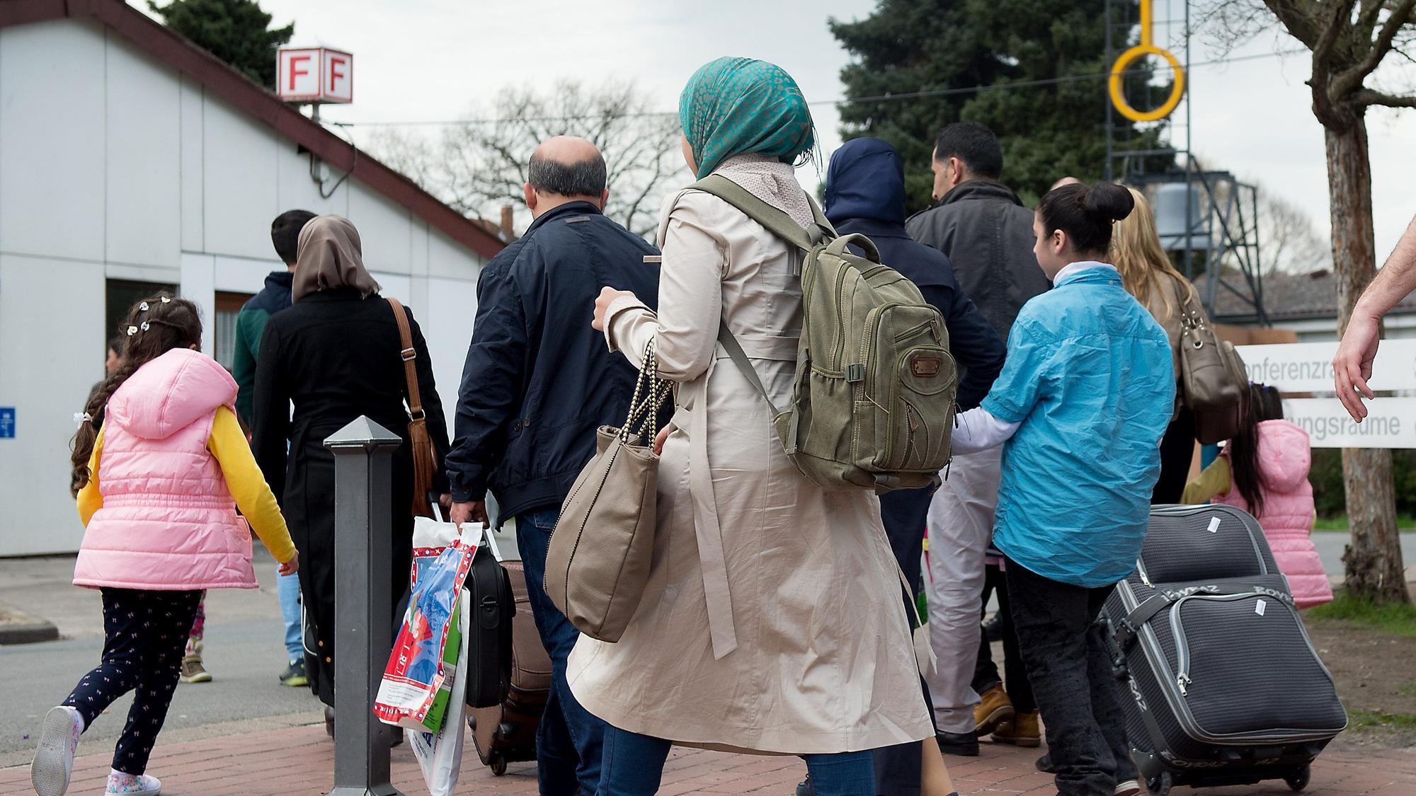 Flüchtlinge kommen in das Grenzdurchgangslager Friedland. Fast 13 000 Ausländer haben bislang in Nordrhein-Westfalen einen Antrag auf das neue sogenannte Chancen-Aufenthaltsrecht gestellt.