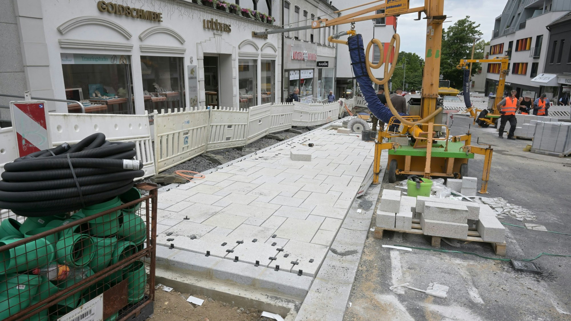 Erste Natursteinplatten auf der Schloßstraße zwischen Kölner Straße und Nikolausstraße sind verlegt. Es fehlen noch die Fugen.