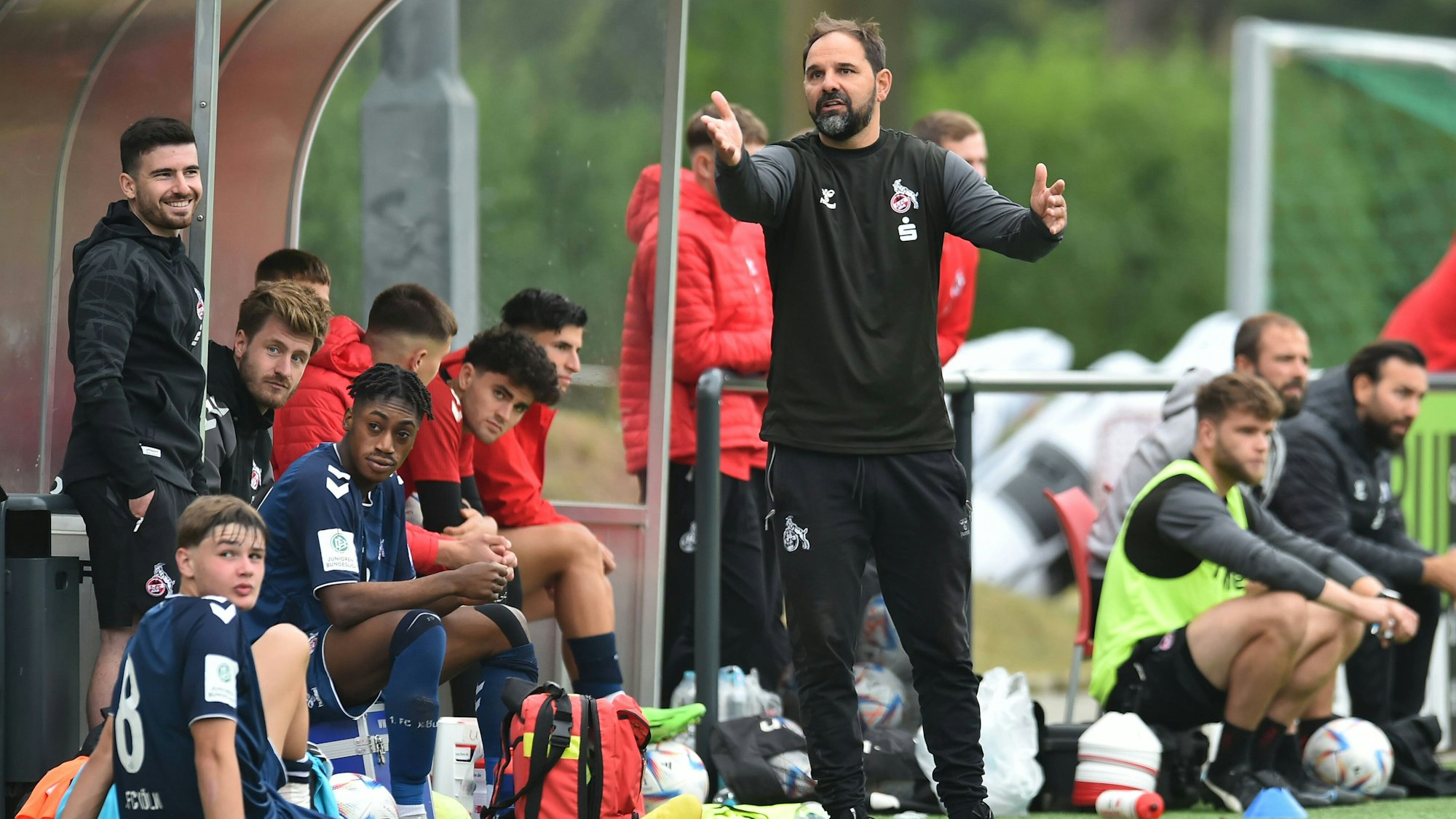 Fußball DFB-A-Junioren-Vereinspokal Saison 2022/2023 1. Runde: Rot-Weiss Essen - 1. FC Köln am 11.09.2022 an der BSA Seumannstraße in Essen Stefan Ruthenbeck Trainer 1. FC Köln U19 DFB regulations prohibit any use of photographs as image sequences and/or quasi-video. Nordrhein-Westfalen Deutschland *** Soccer DFB A Junior Club Cup Season 2022 2023 1 Round Rot Weiss Essen 1 FC Köln on 11 09 2022 at the BSA Seumannstraße in Essen Stefan Ruthenbeck coach 1 FC Köln U19 DFB regulations prohibit any use of photographs as image sequences and or quasi video Nordrhein Westfalen Germany