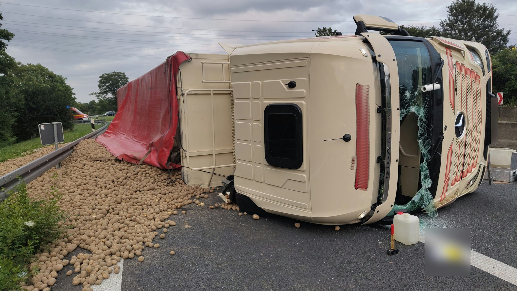 Ein mit etwa 25 Tonnen Kartoffeln beladener Lkw ist auf der A40 umgekippt. Bei dem Unfall am Sonntagabend verlor der Lastwagen einen Großteil seiner Ladung, das teilte die Feuerwehr am Montag mit.