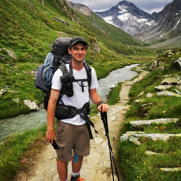 Frederik Tepe bei einer Wanderung in den Bergen