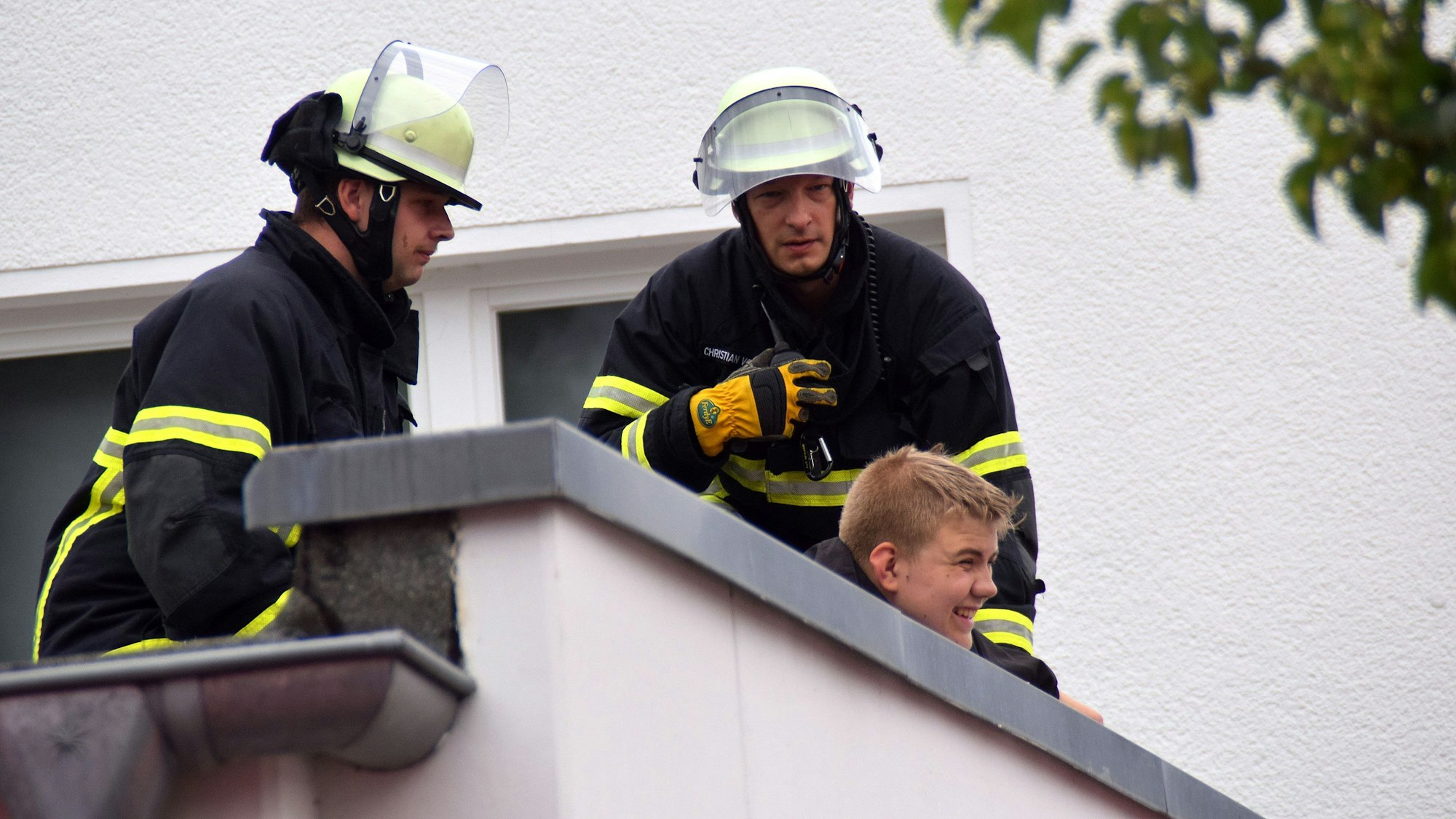 Spektakuläre Rettungsübung: Eine „verwundete Person“ musste vom Dach der Mehrzweckhalle gerettet werden.