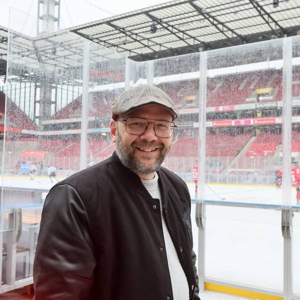 Geschäftsführer Philipp Waltersteht vor der Eisfläche.