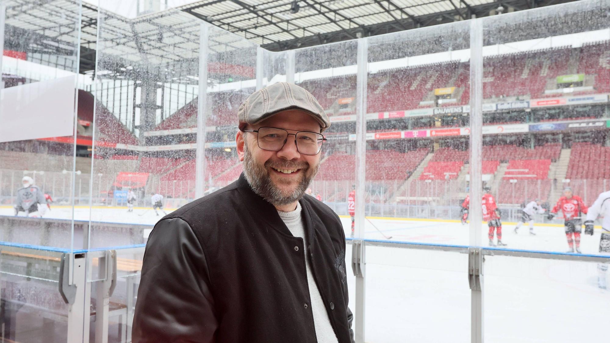 Geschäftsführer Philipp Waltersteht vor der Eisfläche.