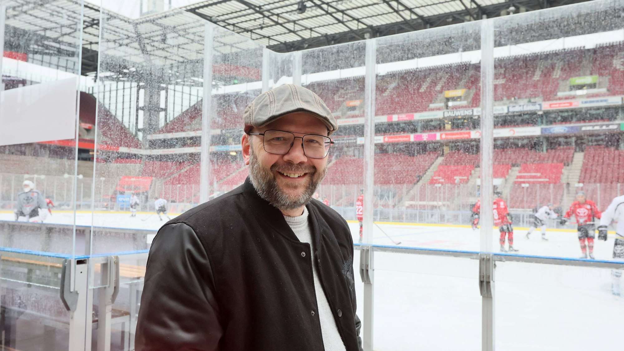 Geschäftsführer Philipp Waltersteht vor der Eisfläche.