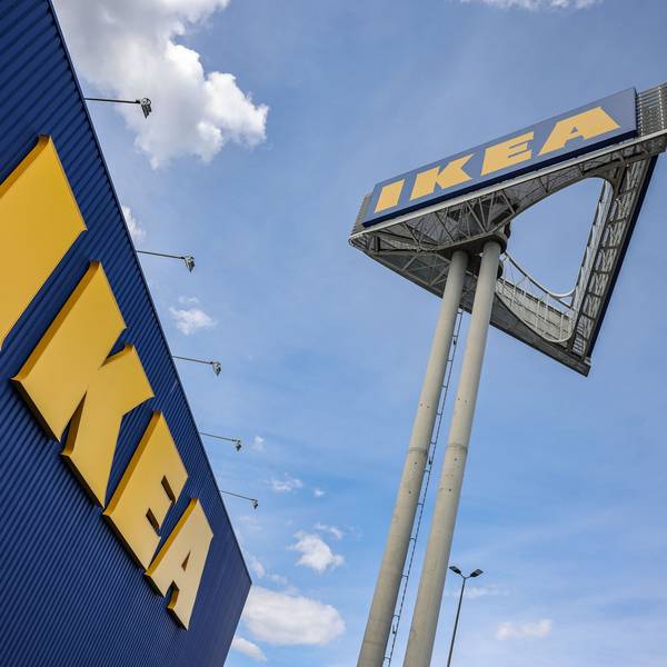 Ein Firmenlogo hängt an der Ikea-Filiale Köln Godorf.