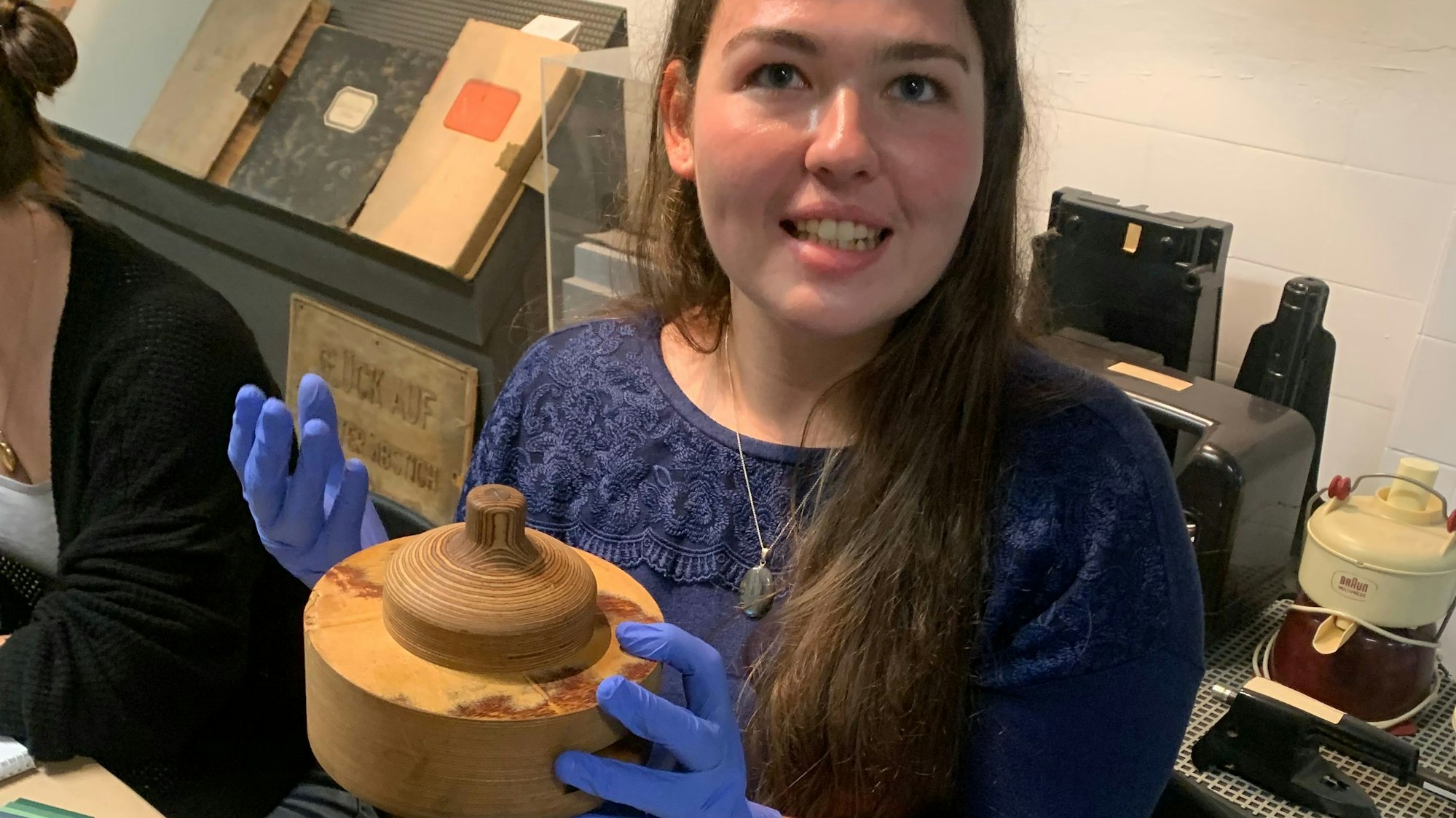 Susanne Klug hat zusammen mit anderen Studentinnen die Funktionen eines Holzteiles herausgefunden: Es wurde genutzt, um Muffen herzustellen.