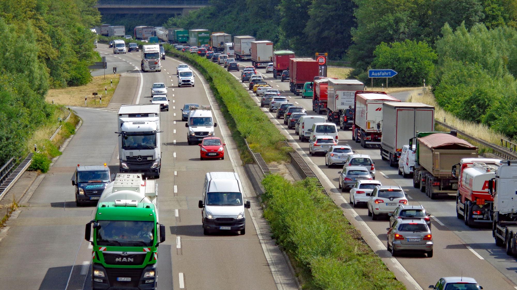 Das Foto zeigt Stau und zähfließenden Verkehr auf der Autobahn 1.