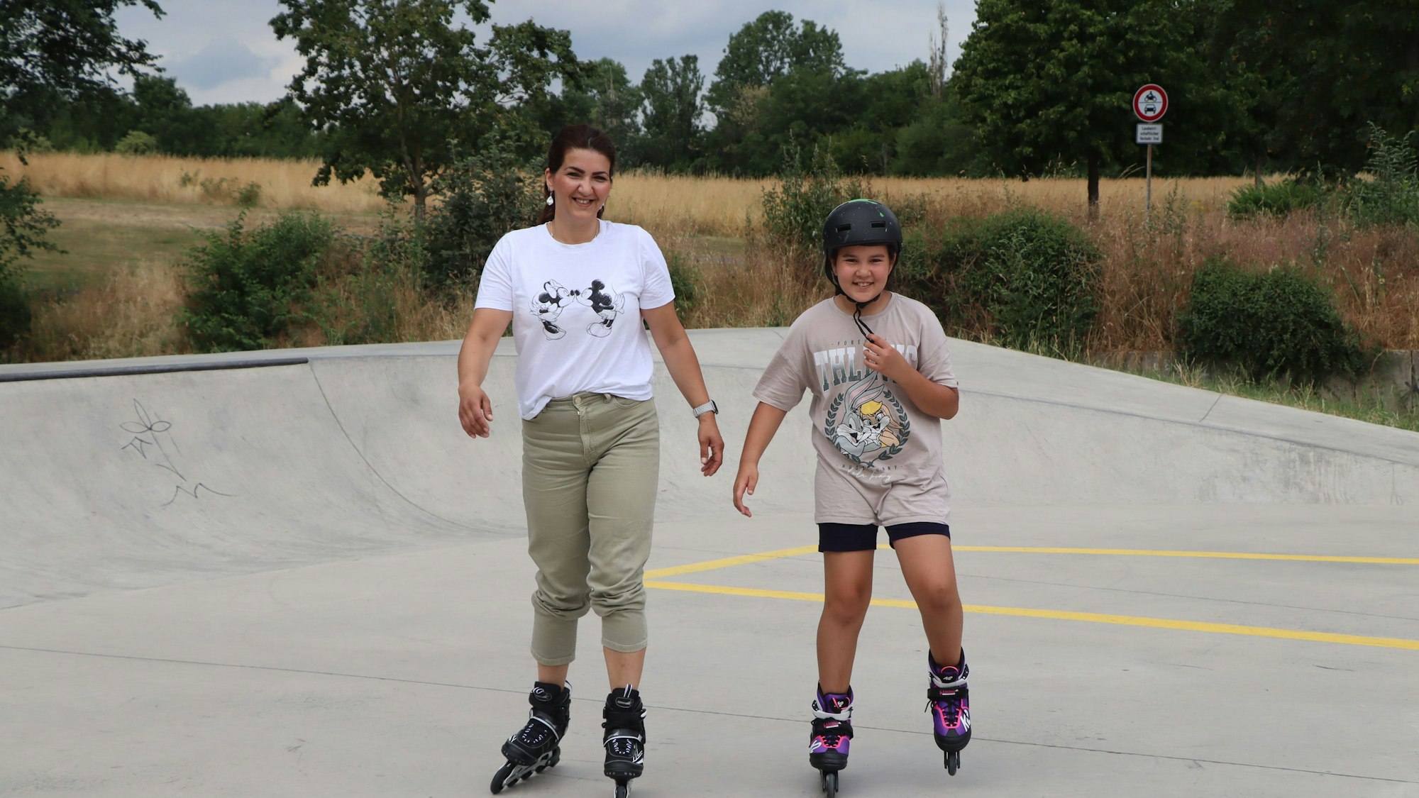 Jasmyn Mohamed und Elissa auf Inlineskates.