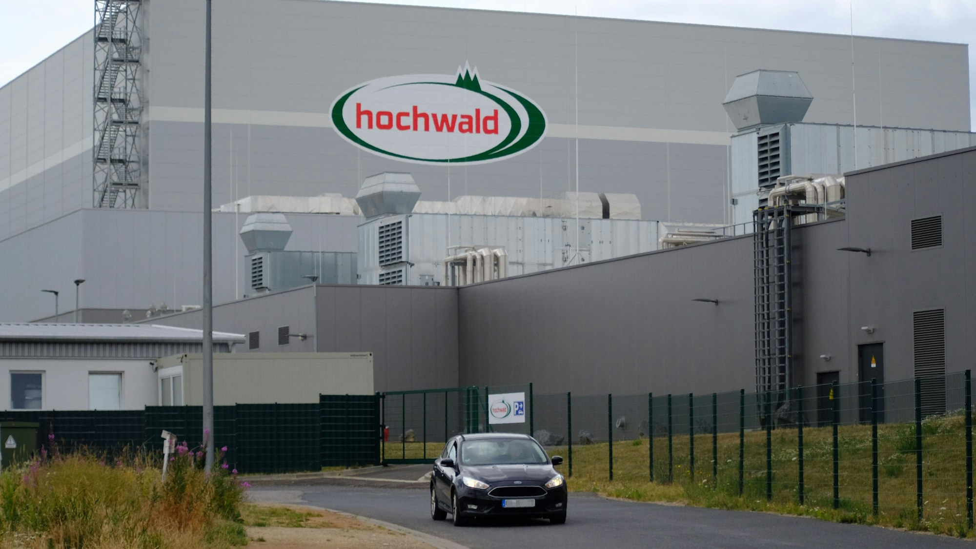 Ein Auto fährt an der Molkerei Hochwald in Mechernich vorbei.