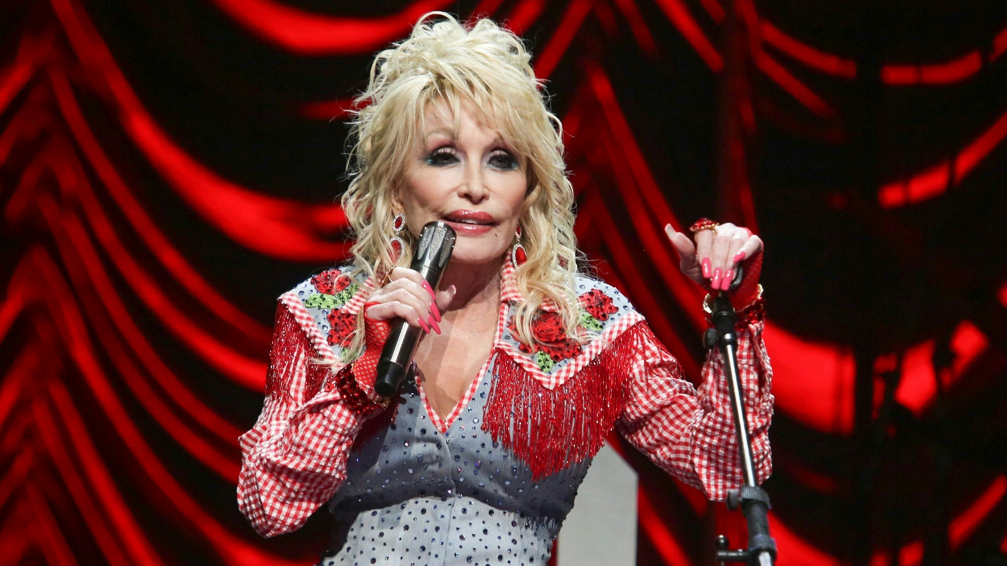 Dolly Parton bei einem Konzert auf der Bühne.