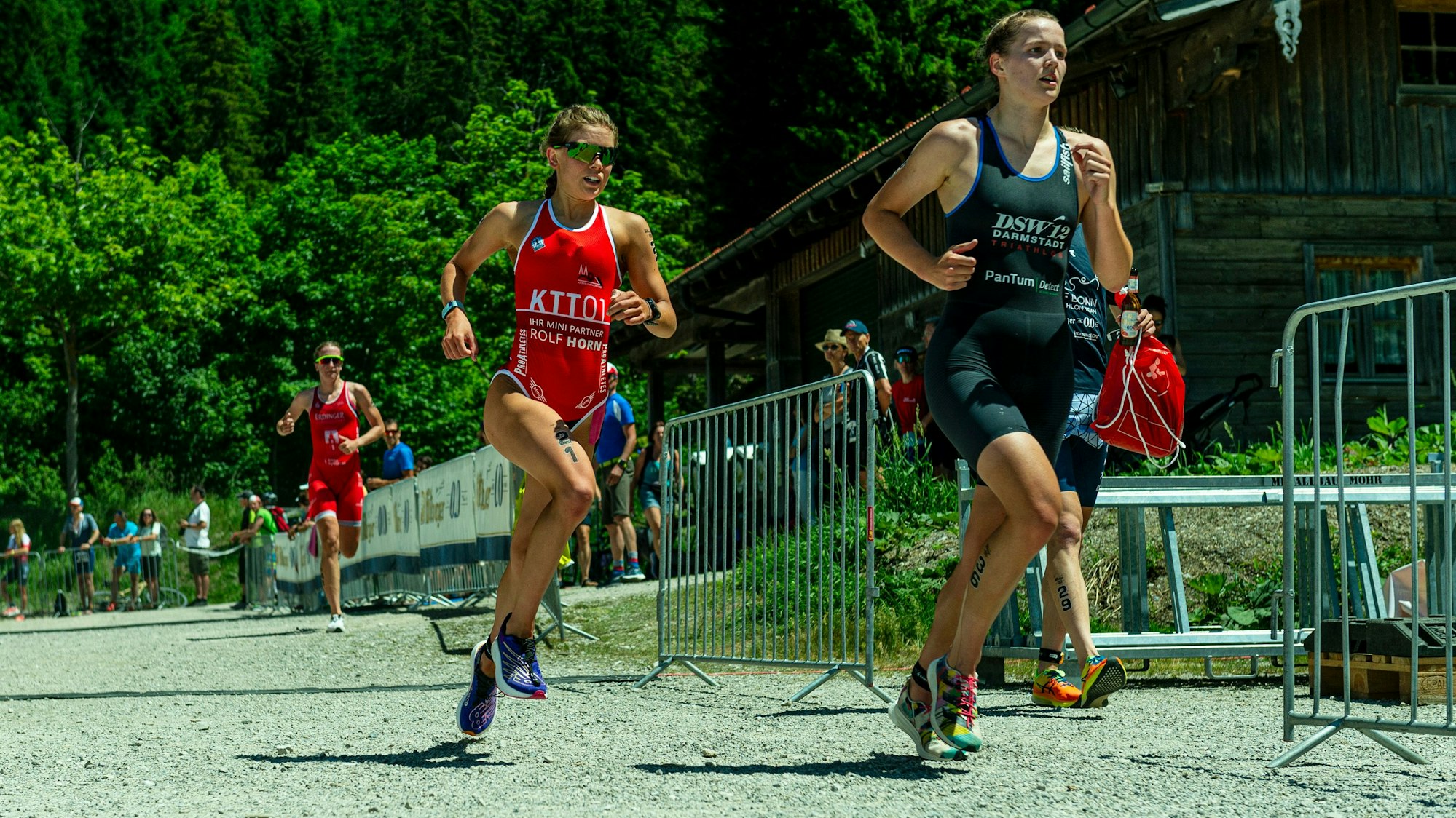 Madlen Kappler (links) vom Kölner Triathlon Team 01 glänzte nach auskurierter Verletzung.