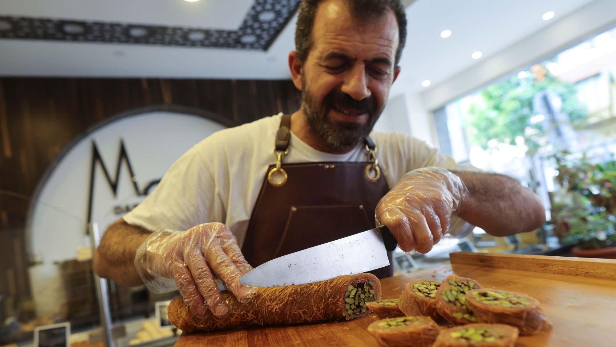 Ali Darwish in seiner Filiale von Darwish Sweets auf der Bonner Straße.