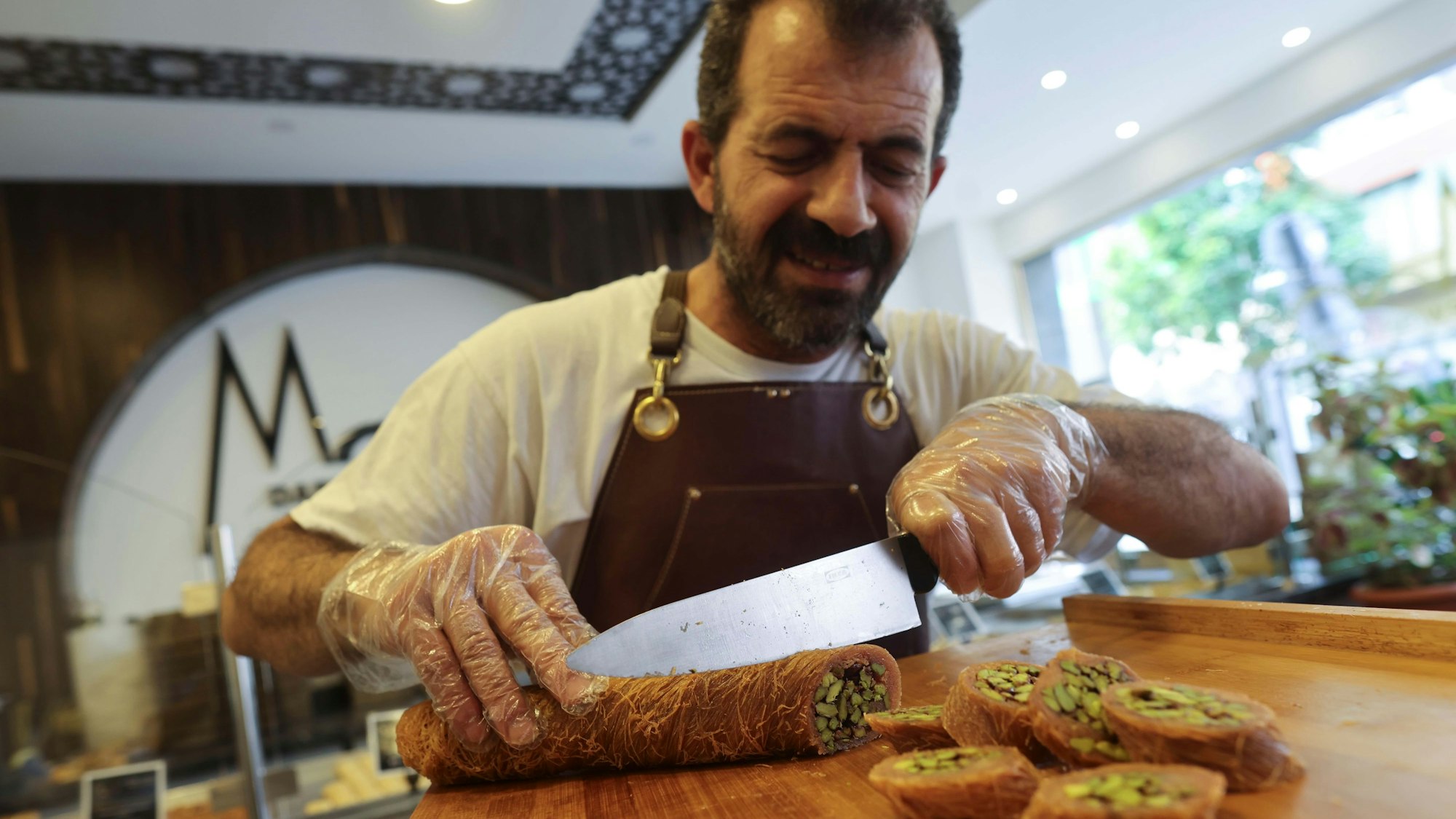 Ali Darwish in seiner Filiale von Darwish Sweets auf der Bonner Straße.
