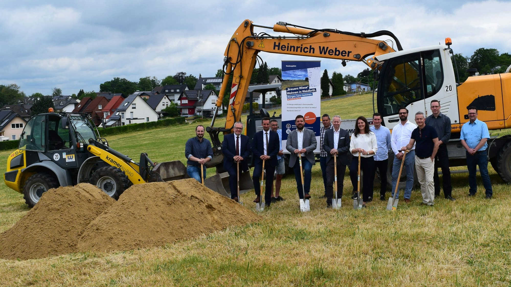 Mit allen Beteiligten hat Waldbröls Bürgermeisterin Larissa Weber jetzt den ersten, symbolisch gemeinten Spatenstich für das Neubaugebiet „Breuers Wiese“ vollzogen.
