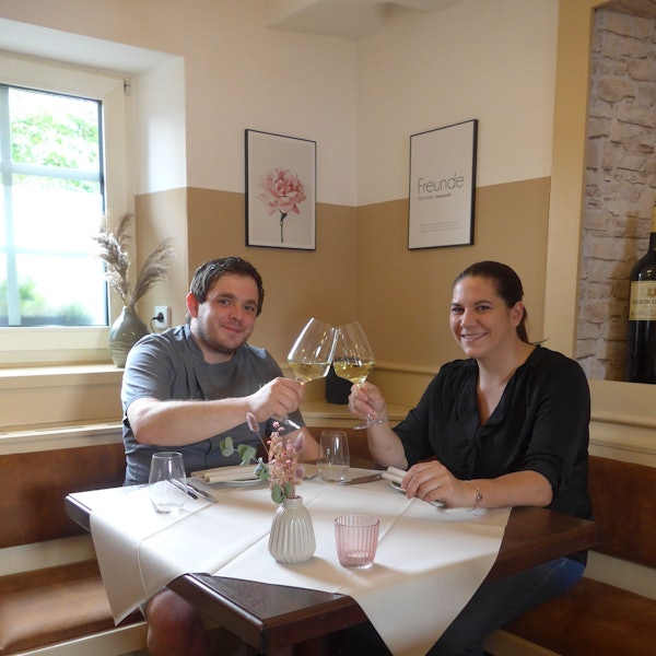 Vera und Dominik Eßer haben im März in Paffrath den Fronhof übernommen und dort ihr neues Restaurant LM 1921 eröffnet.