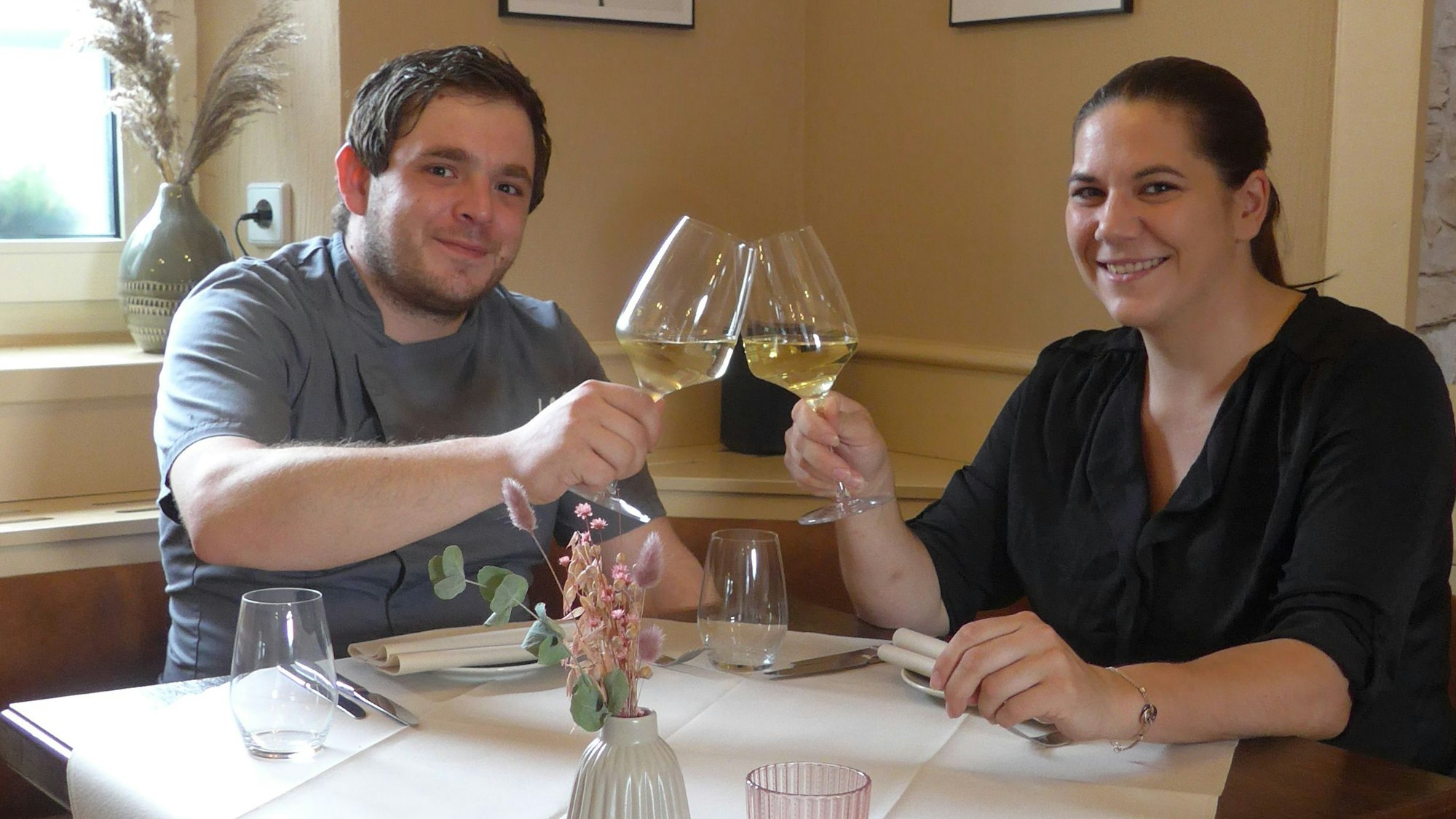 Vera und Dominik Eßer haben im März in Paffrath den Fronhof übernommen und dort ihr neues Restaurant LM 1921 eröffnet.