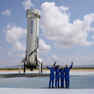 Oliver Daemen (l-r), aus den Niederlanden, Jeff Bezos, Gründer von Amazon und des Weltraumtourismus-Unternehmens Blue Origin, Wally Funk, ehemalige US-Pilotin, und Mark Bezos, Bruder von Jeff Bezos, stehen nach der Landung für ein Foto zusammen.